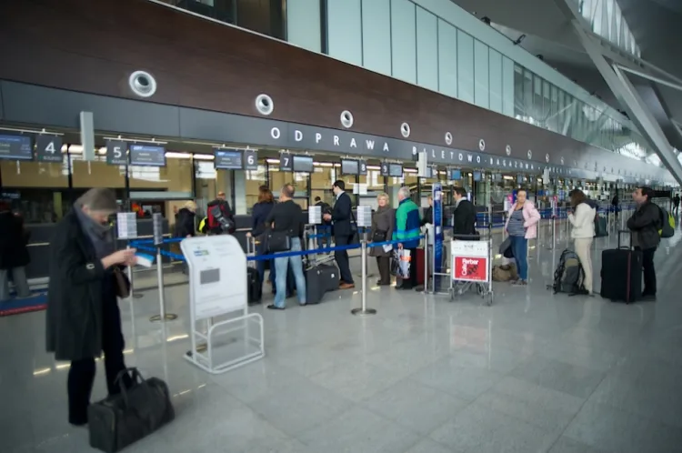 Kolejki przy odprawie bagażowej w Rębiechowie nie są długie. Znacznie dłużej czeka się przy bramkach kontroli bezpieczeństwa.