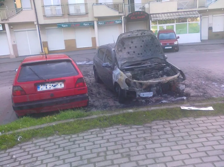 W nocy z czwartku na piątek w Kowalach spłonął Opel Astra na płockiej rejestracji