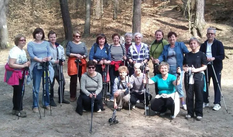 Zajęcia z nordic walking prowadzone są na terenie Trójmiejskiego Parku Krajobrazowego. Natomiast na wspólnej gimnastyce seniorzy mogą się spotkać w Klubie Fitness "Akademos".