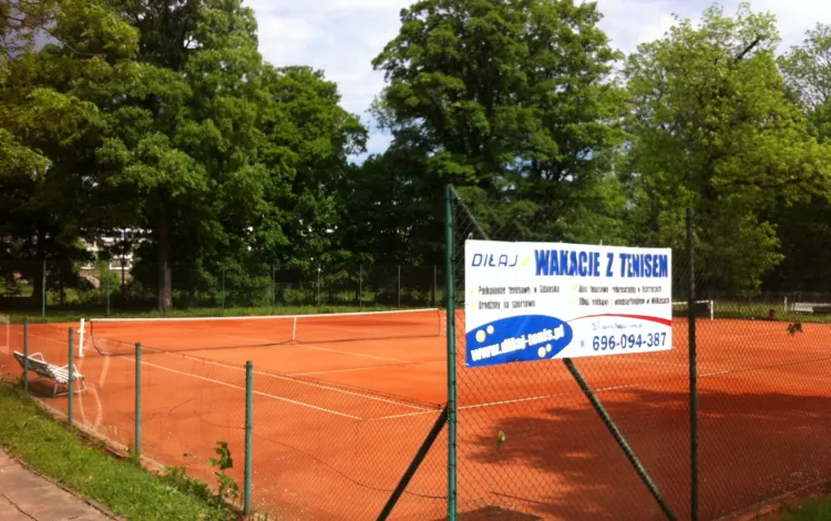 Szkoła Diłaj oferuje wakacyjne zajęcia z tenisa dla dzieci i młodzieży w formie obozów i półkolonii.