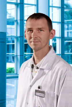 Dr Krzysztof Zieliński, ginekolog, specjalista w zakresie leczenia niepłodności Klinika Leczenia Niepłodności INVICTA. www.invicta.pl