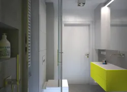 Przestrzeń przechowalnicza jest także w szafkach: nad stelażem wc, obok i pod umywalką. 