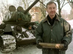 Zdjęcie wykonane w 2001 r. tuż po zakupie czołgu przez Jerzego Janczukowicza.