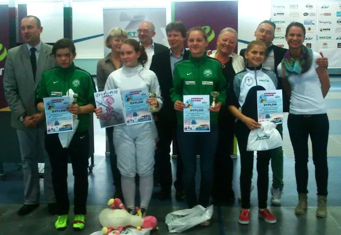 W gdańskim turnieju wystartowało ponad 250 młodych zawodników, którzy rywalizowali łącznie w sześciu kategoriach. Na zdjęciu dziewczęta najlepsze wśród młodziczek.
