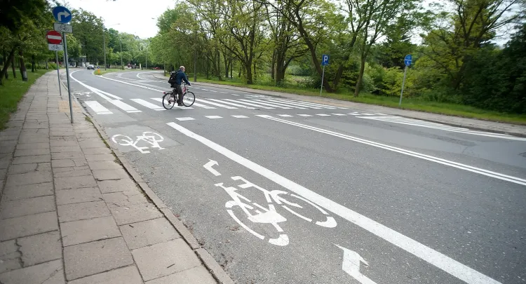 Ścieżka rowerowa w Sopocie. O nakazie jazdy informują znaki poziome i pionowe. 