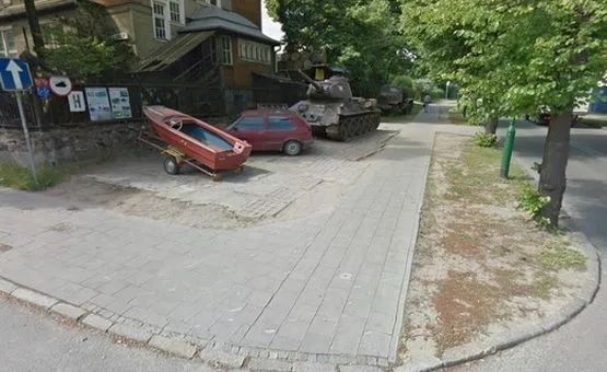 Na zdjęciu z Google Street View doskonale widać, że czołg nikomu nie utrudniał poruszania się ul. Piastowską.