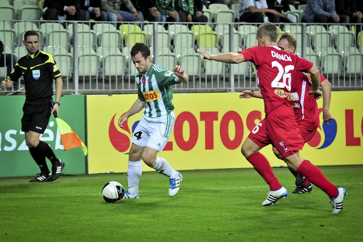 Stawką meczu Lechia - Górnik będzie 6. miejsce w tabeli ekstraklasy. Gdy w minionym sezonie gdańszczanie wygrali z zabrzańską drużyną 2:1 zwycięskiego gola zdobył Piotr Wiśniewski (przy piłce). 