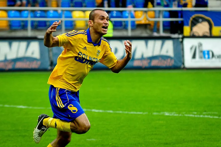 71 minut potrzebował Marcus na skompletowanie hat-tricka w spotkaniu, którym Arka Gdynia zakończyła sezon 2012/13. Dla Brazylijczyka to pierwszy taki mecz w żółto-niebieskich barwach. Miejmy nadzieję, że nie ostatni, bo piłkarz wciąż czeka na propozycję nowej umowy.