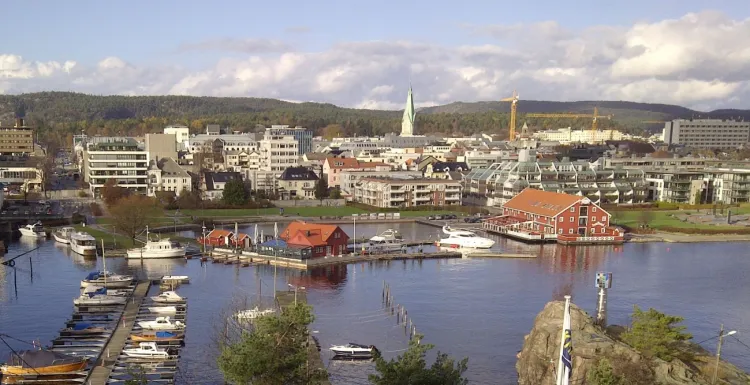 Kristiansand sentrum sett fra en av åsene rundt byen.  I forgrunnen en marina.