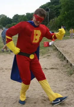 Superbohater Bazer &#8211; postać rysunkowa powołana do życia na potrzeby kampanii.