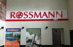 O to, by szyld galerii Rossmann został zmniejszony zabiegają przedstawiciele PKP. Na jego wielkość narzekają też pasażerowie.