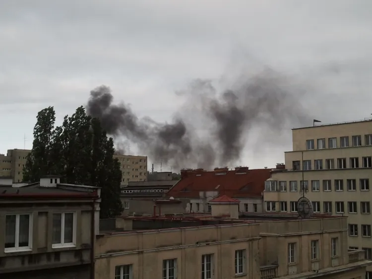 Czarny dym nad śródmieściem Gdyni był widoczny z daleka.