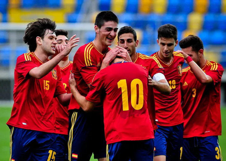 Reprezentanci Hiszpanii cieszą się po golu strzelonym przez Fede Vico (numer 10). 