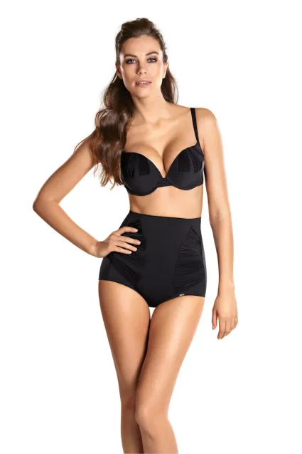 W korygujący figurę strój Triumph z linii Aqua Collection czarny kolor dodatkowo optycznie wysmukla sylwetkę 