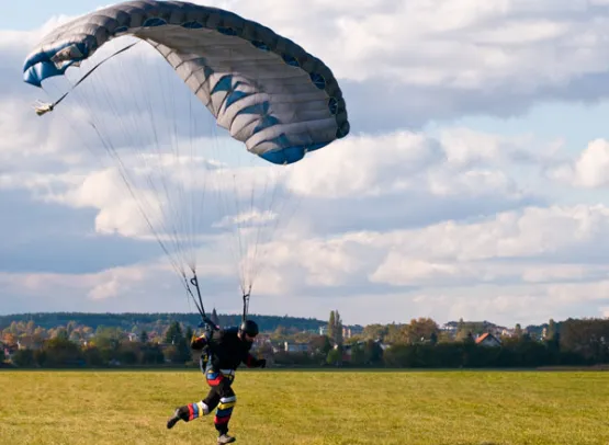 Podczas zawodów spadochroniarzy uczestnicy sprawdzą się w konkurencji na celność lądowania.