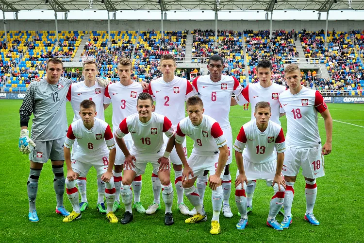 Łukasz Kacprzycki z Lechii (nr 8) nie będzie mógł zagrać w poniedziałek w Gdańsku z reprezentacją Polski U-19 przeciwko Grecji, gdyż w meczu z Chorwacją dostał czerwoną kartkę. 