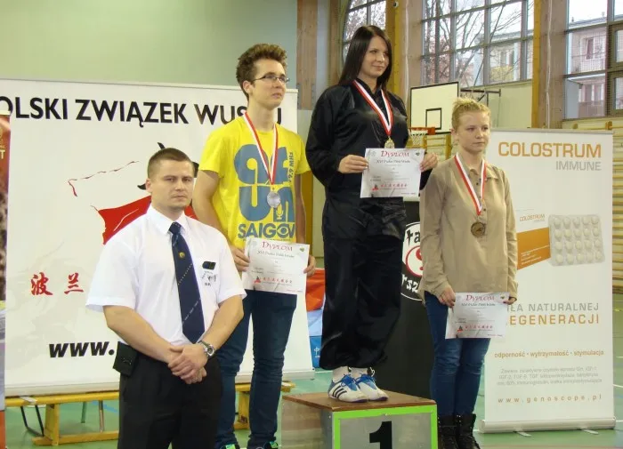 Monika Muszyńska (w środku na podium) ze stolicy przywiozła trzy medale otwartych mistrzostw Polski w wushu. Z lewej trener Krzysztof Brzozowski.