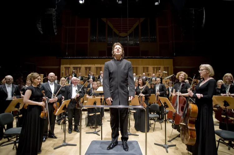 W miniony piątek odbył się koncert zamykający sezon w Filharmonii Bałtyckiej. Orkiestra PFB wystąpiła pod dyr. swojego dyrektora artystycznego Ernsta van Tiela.