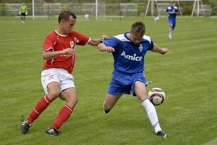 Po golu Krzysztofa Bułki (na zdjęciu z prawej) Bałtyk prowadził w piątkowym spotkaniu. Błękitni zdołali jednak wyrównać, czym zapewnili sobie awans do II ligi.