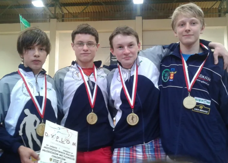 UKS Atena Gdańsk obroniła złote medale w drużynie sprzed roku. Na zdjęciu zespół chłopców.