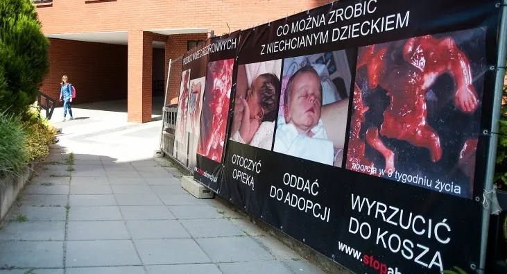 Plakaty przy plebanii kościoła na Chełmie będą stały jeszcze przez trzy tygodnie.