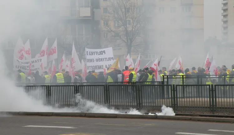 Związki zawodowe Grupy Energa nie pierwszy raz protestują w Gdańsku. Podobne manifestacje miały miejsce w 2009 i w 2010 roku. Trzy lata temu ponad 3 tys. związkowców przemaszerowało ulicami miasta.