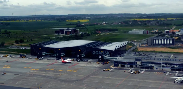 Terminal T2 na gdańskim lotnisku. Tuż za nim będzie przebiegać linia kolejowa PKM. 