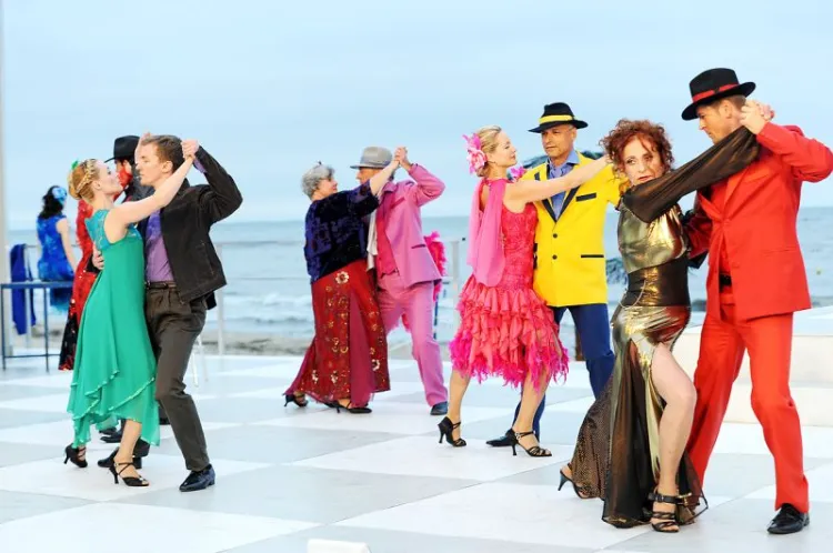 Spektakl "W kręgu namiętności - Tango Piazzolla" inauguruje 18 edycję Sceny Letniej na plaży w Gdyni Orłowie. Scena czynna będzie od 29 czerwca aż do 15 września.