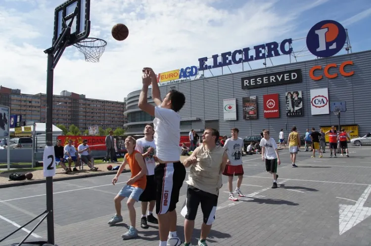 Podczas pierwszej tegorocznej edycji gdańskiego turnieju koszykówki ulicznej na parkingu Galerii Przymorze rywalizowało 48 drużyn