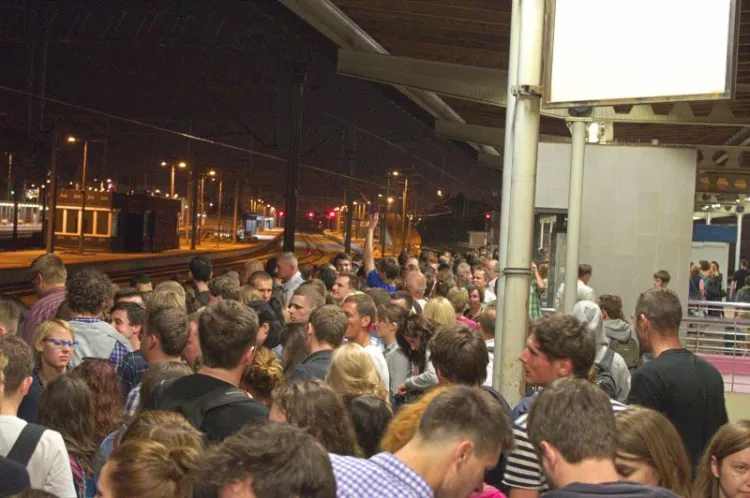 Tłumy stojące w sobotę w nocy na peronie SKM w Gdyni Głównej.