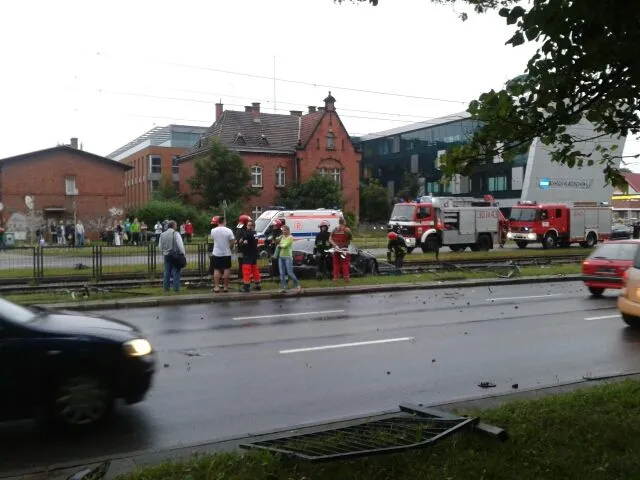 Jadący z Gdańska w kierunku Oliwy Lexus wjechał na tory tramwajowe i zniszczył stalowe ogrodzenie na długości kilkunastu metrów.