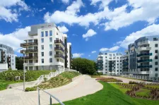 Przestrzeń między budynkami w Apartamentach na Polanie wypełnia zieleń, która obecna jest też poprzez bezpośrednie sąsiedztwo z Trójmiejskim Parkiem Krajobrazowym.