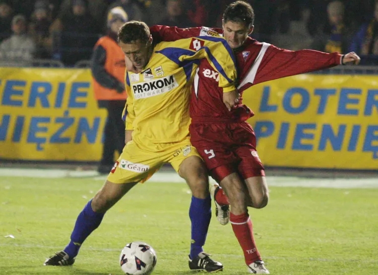 Arkadiusz Aleksander w 2004 roku przeszedł z Arki do Górnika Zabrze. W 2005, z tą drugą drużyną, napastnik przyjechał po raz pierwszy do Gdyni na mecz ekstraklasy.
