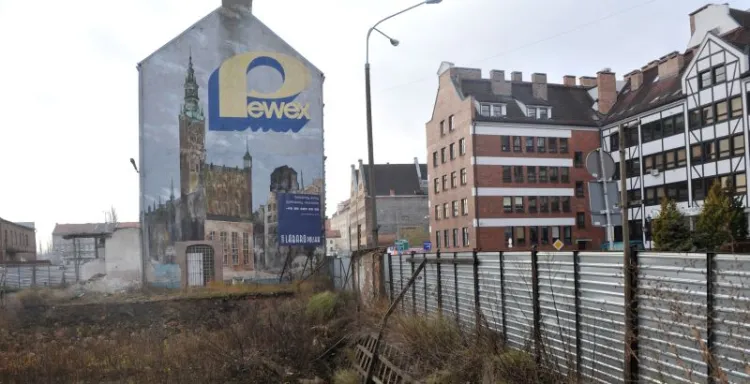 Mural z ręcznie malowaną reklamą Pewexu bezpowrotnie zniknął z elewacji kamienicy przy ul. Chmielnej w Gdańsku.