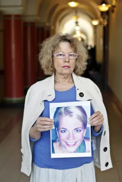 Młoda Szwedka poddała się operacji powiększenia piersi w Pomorskim Centrum Traumatologii. Po nieudanym zabiegu zapadła w śpiączkę. W sprawie już 5 osób usłyszało zarzuty. Na zdjęciu matka Christiny.