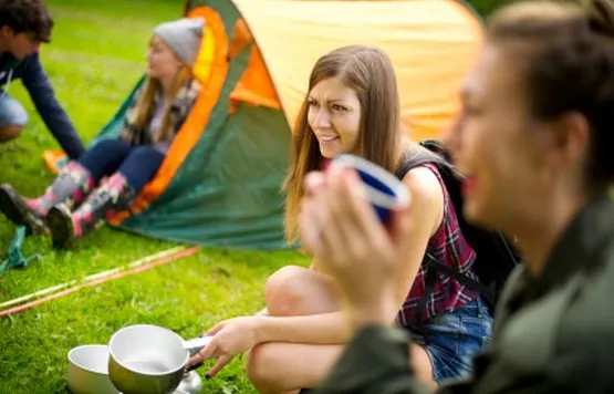 Podczas gdy nastolatkowie zaczynają myśleć o wakacyjnych wypadach pod namioty czy np. na kajaki tylko w grupie swoich znajomych, rodzice zaczynają się martwić i zastanawiać nad tym, co robić. 
