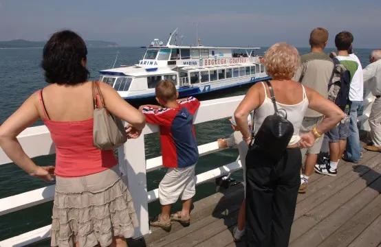Pasażerowie, którzy płyną tramwajem wodnym z Sopotu na Hel, oprócz biletu na statek muszą też zapłacić za wstęp na molo. 