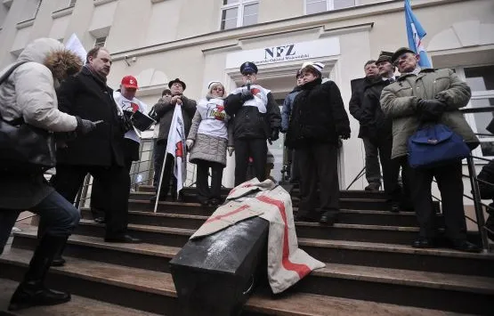 Problemy polskiej służby zdrowia znane są od dawna, ale nikt nie potrafi ich rozwiązać. Na zdjęciu protest milczenia pt. "Każdy z nas będzie kiedyś pacjentem", odbywający się pod siedzibą gdańskiego NFZ.