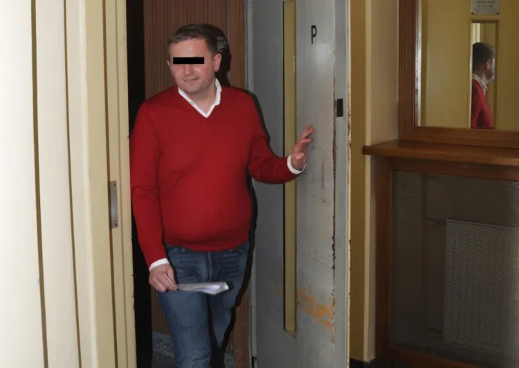 Marcin P. wychodzi uśmiechnięty z przesłuchania w gdańskiej prokuraturze w sierpniu ub.r. Kilka tygodni po tym sąd zgodził się na areszt dla niego. 