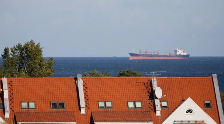 Każdego dnia na Zatokę Gdańską wpływa kilkadziesiąt statków. Ich ruch można obserwować w kilku serwisach internetowych.