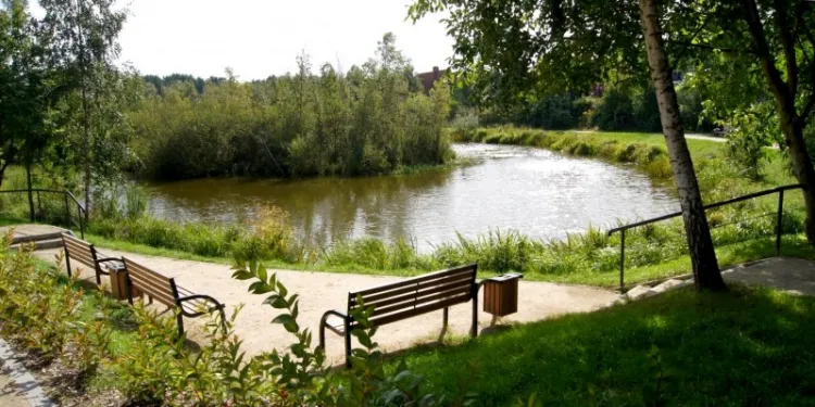 Woda w mieście służy obecnie głównie jako wzbogacenie funkcji rekreacyjnej. Nz. park w Osowej, uznany na najpiękniejszą przestrzeń województwa pomorskiego.