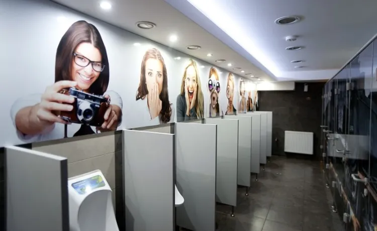Toaleta na gdańskim dworcu PKP wyróżnia się nowoczesnym, estetycznym wnętrzem i czystością.