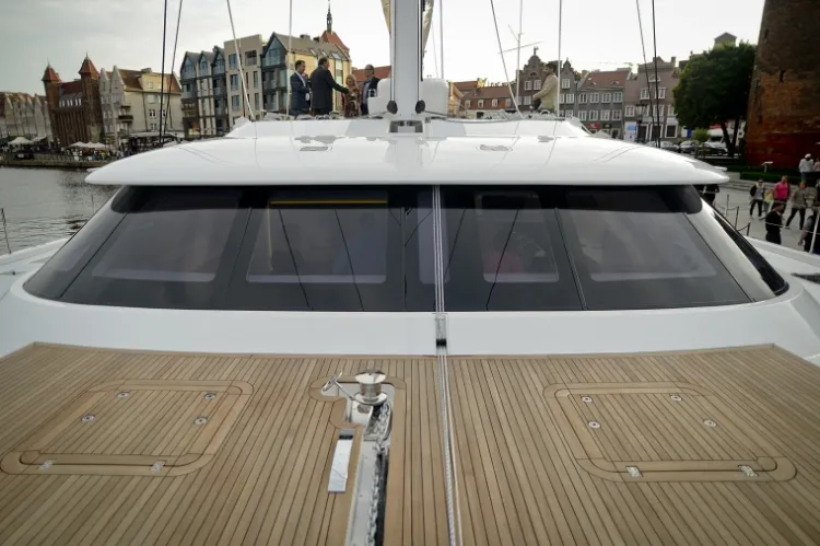 Nowy katamaran Sunreef 80 to pierwszy jacht z serii Carbon Line. Swój dziewiczy rejs odbędzie na wodach Morza Śródziemnego. 