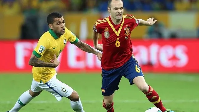 Dani Alves i Iniesta, którzy na co dzień grają w FC Barcelonie, spotkali się na boisku również podczas ostatniego finału Pucharu Konfederacji. Brazylia pokonała w nim Hiszpanię 3:0.