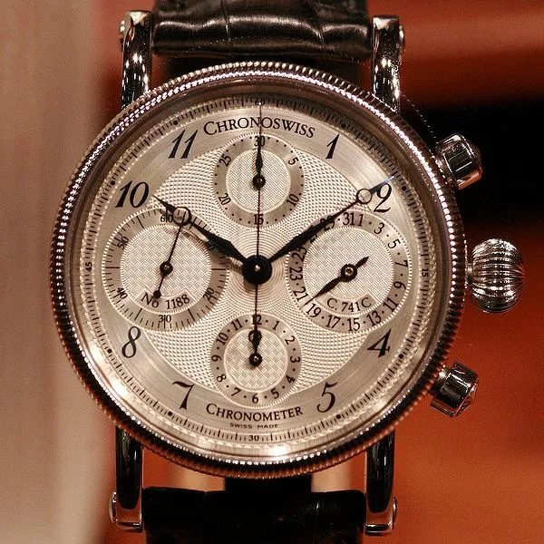 Dobry zegarek stanowi uzupełnienie całego stroju. Specjaliści wskazują, że podkreśla pozycję zawodową i pomaga budować wizerunek w biznesie. Na zdjęciu Chronoswiss MG 2646. Cena - około 40 tys. zł.