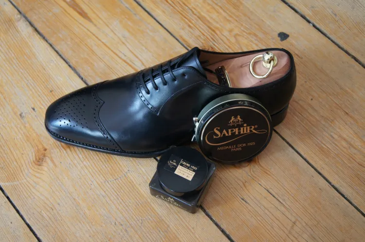 Czyste buty to podstawa, dlatego pasta i wosk to obowiązkowe akcesoria do konserwacji obuwia.