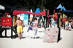 Plac zabaw na plaży jest atrakcją nie tylko w wakacje, ale wtedy dzieci bawią się na nim najchętniej. 