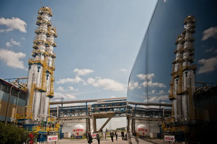 W najbliższych latach Lotos planuje wzbogacić gdańską rafinerię o nowe instalacje. Tylko do obsługi instalacji petrochemicznych stworzonych zostanie dodatkowe 1,5 tys. nowych miejsc pracy. Wdrożenie całego programu "Efektywność i Rozwój" ma podwoić tę liczbę. 