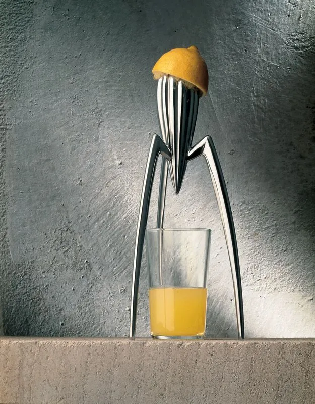 Ikony designu rozweselą każdą kuchnię i nadadzą codziennym czynnościom nowego wymiaru. Na zdjęciu wyciskarka do cytrusów Juicy Salif z oferty ALESSI. Projekt - Philippe Starck. Cena - 255zł. 