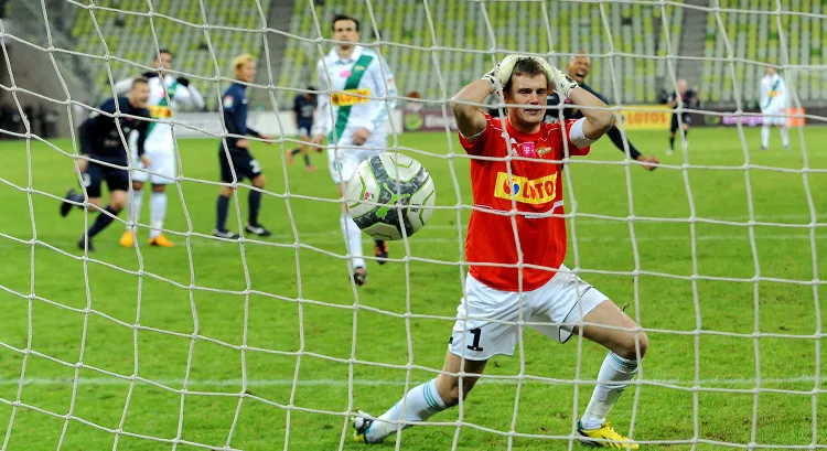 Michał Buchalik, który w poprzednim sezonie bronił w pierwszym zespole Lechii, został zesłany do rezerw i jeżeli chce, może sobie poszukać nowego klubu.